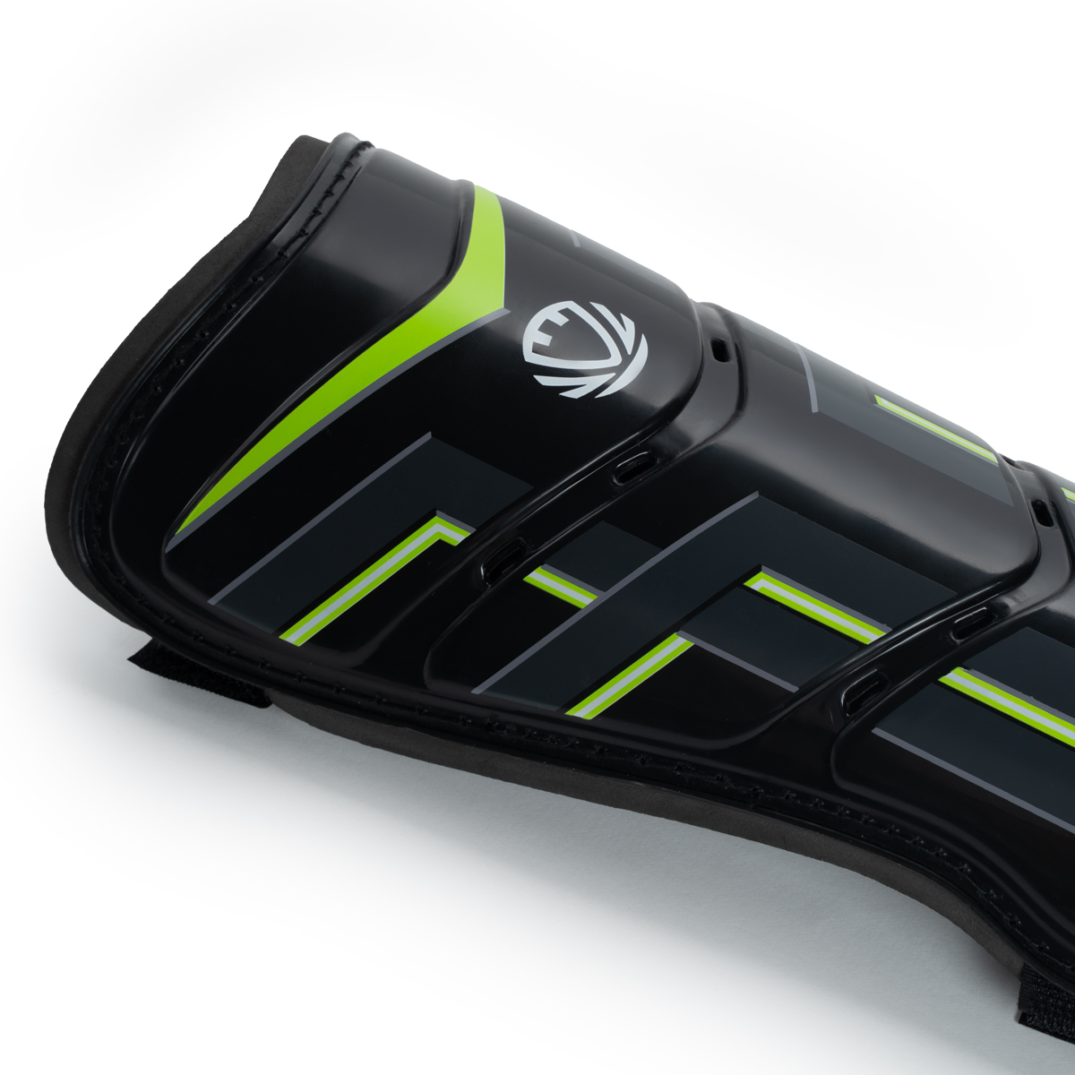 Щитки футбольные TORRES Training , FS2306S, р. S, без голеностопа, две заст. на лип, черно-салатовый