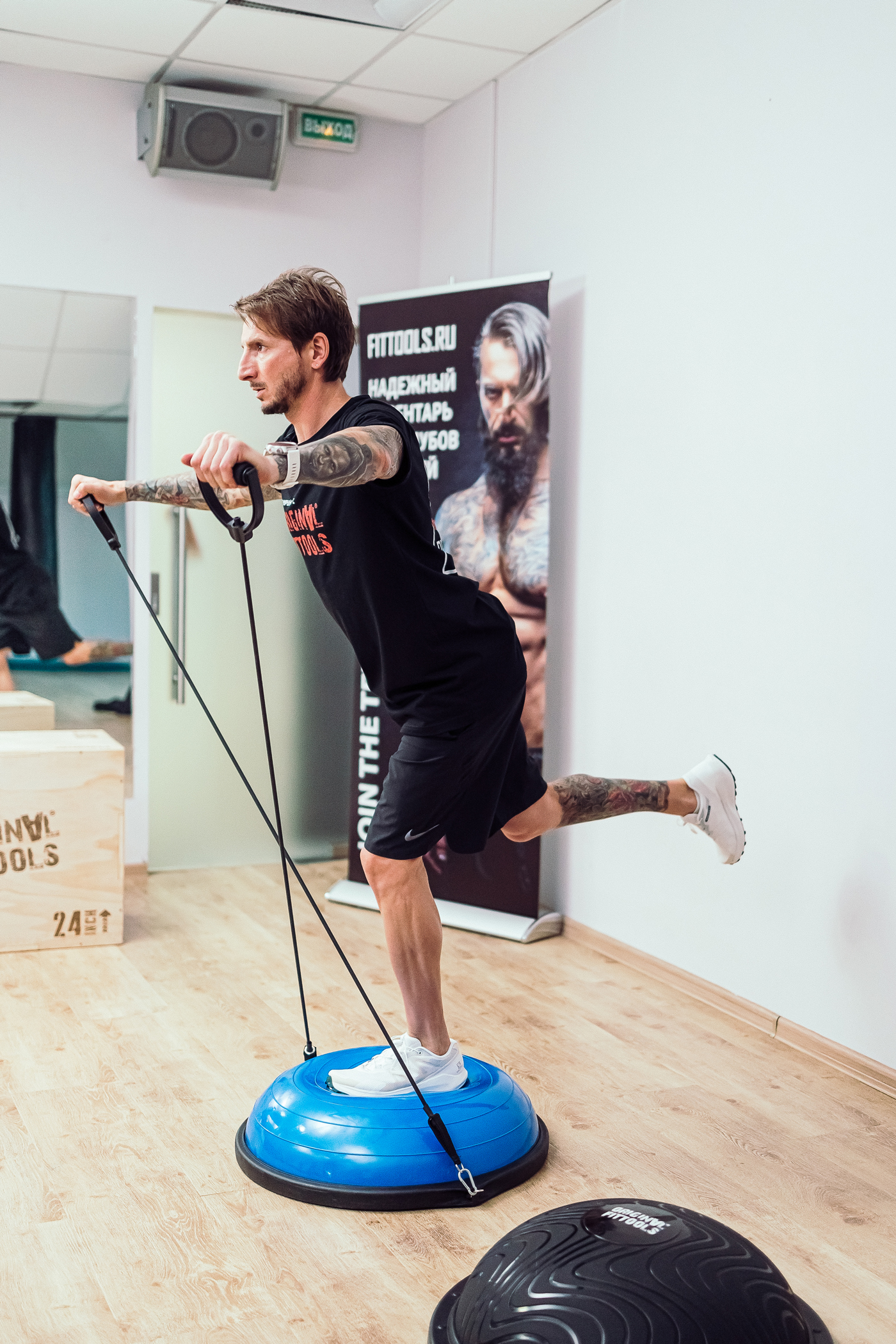 Полусфера гимнастическая надувная R2 с эспандерами и насосом