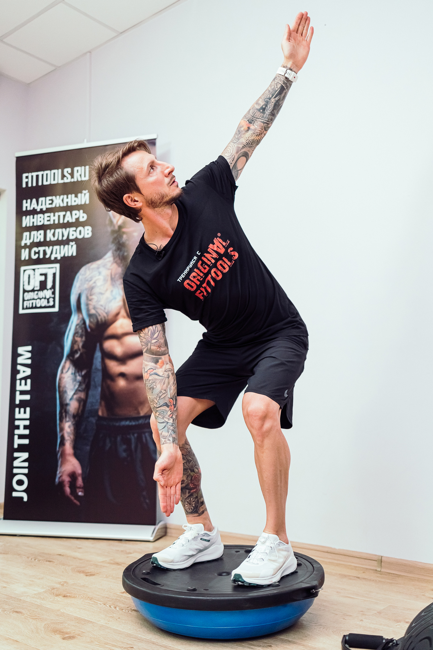 Полусфера гимнастическая надувная R2 с эспандерами и насосом