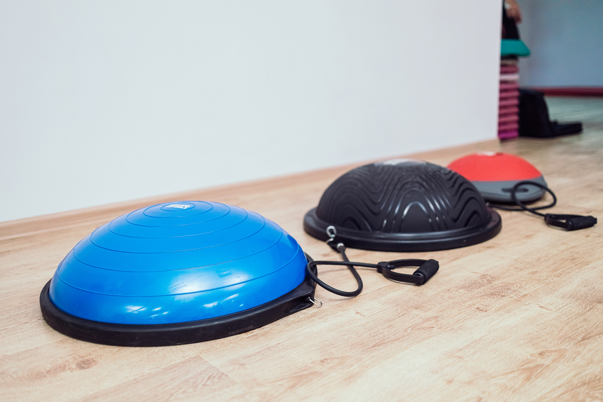 Полусфера гимнастическая надувная R2 с эспандерами и насосом